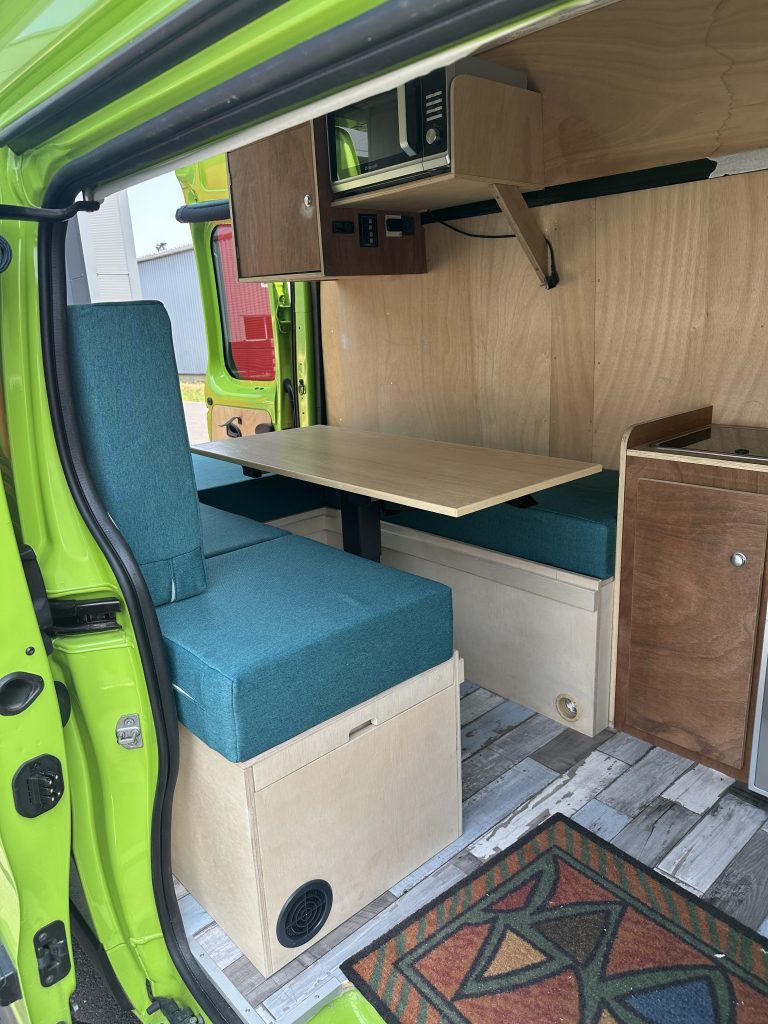 MENUISERIE SUR MESURE SALON CONVERTIBLE VAN ET FOURGON