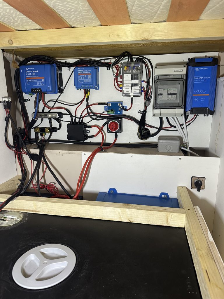 Rénovation réparation de fourgon aménagé VICTRON ENERGY